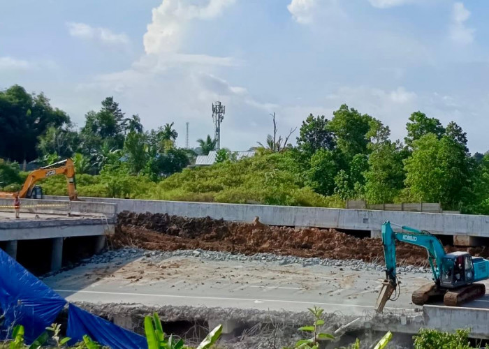  Cuaca Ekstrem Picu Pergeseran Tanah, Ruas Jalan Tol Balikpapan-IKN di Karang Joang Patah