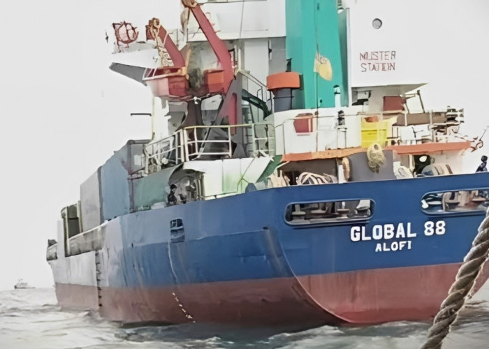TNI AL Tahan Kapal Asing Bermuatan Rokok di Teluk Balikpapan