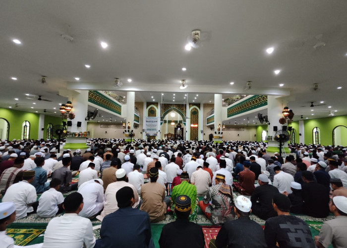 Penuh Khidmat, Umat Muslim Grogot Laksanakan Salat Idulfitri di Masjid Agung Nurul Falah