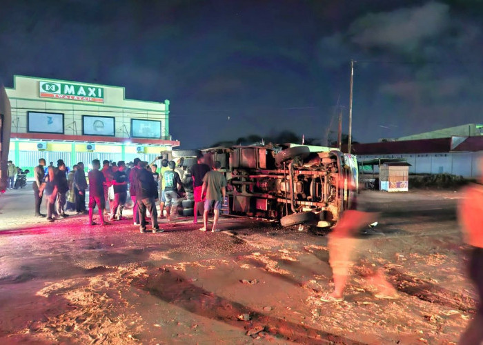 Truk vs Pikap Adu Banteng di KM 11 Petung, Pengemudi Dilarikan ke Rumah Sakit