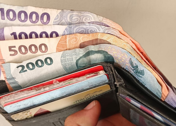 Rupiah Melemah 38 Poin, Bankir: Tertekan Kenaikan Harga Minyak Global