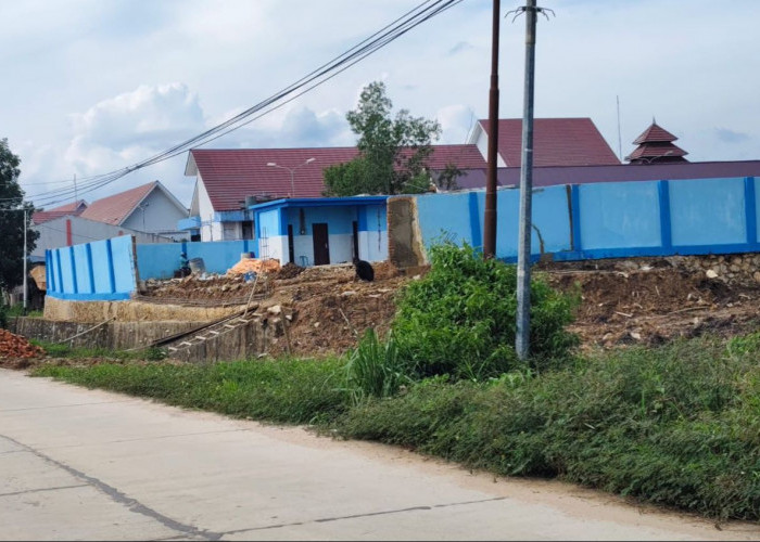 Proyek Kolam Renang SMKN 2 Sangatta Utara dengan Anggaran Rp9 M Belum Rampung, Dinding sudah Ambruk