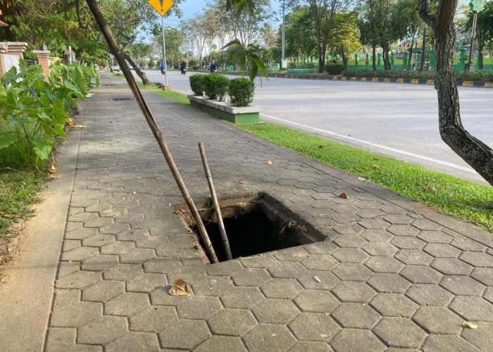 Banyak Hilang, Manhole Trotoar di Tanah Grogot Dibiarkan Menganga