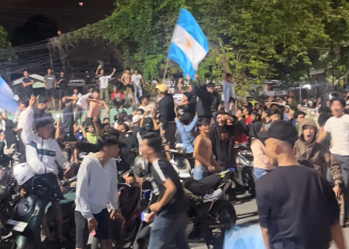 Detik-Detik Pendukung Argentina Bersorak di Depan Rujab Ketua DPRD Balikpapan