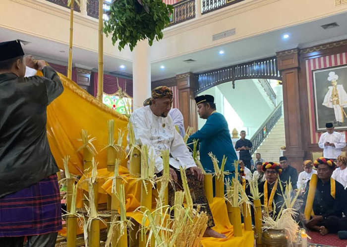Di Tengah Kepungan Kabut Asap, Beluluh Sultan Tetap Digelar Jelang Erau Kukar 2026