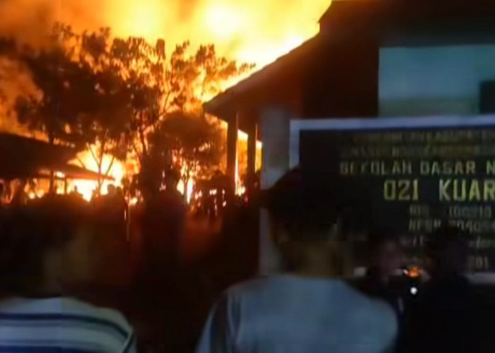 Diduga Korsleting Listrik, 3 Ruang Kelas dan Gudang SDN 021 Kuaro Hangus Terbakar