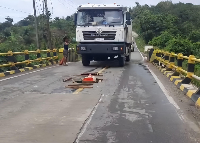 Baru Sebulan Diperbaiki, Jembatan Sangkima Rusak Lagi, Lubang Muncul di Tengah Jalan