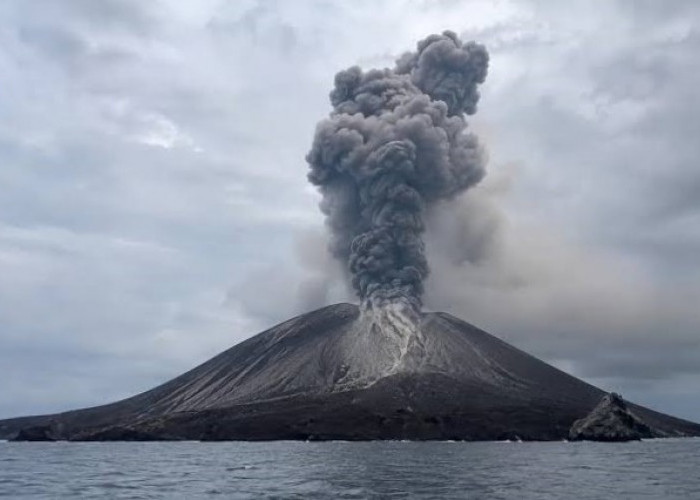 BNPB Siapkan Modifikasi Cuaca untuk Meluruhkan Abu Vulkanik Anak Krakatau