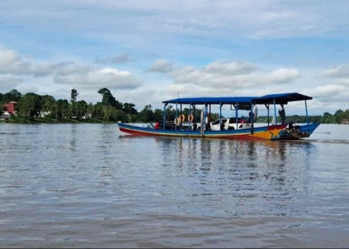 Jelang Natal dan Tahun Baru, Aktivitas Penyeberangan Feri Long Iram Mengalami Peningkatan