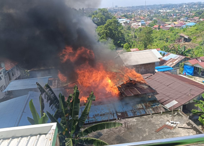 Rumah Dua Lantai Terbakar di Sumber Rejo Balikpapan, Warga Duga Akibat Kebocoran Jargas