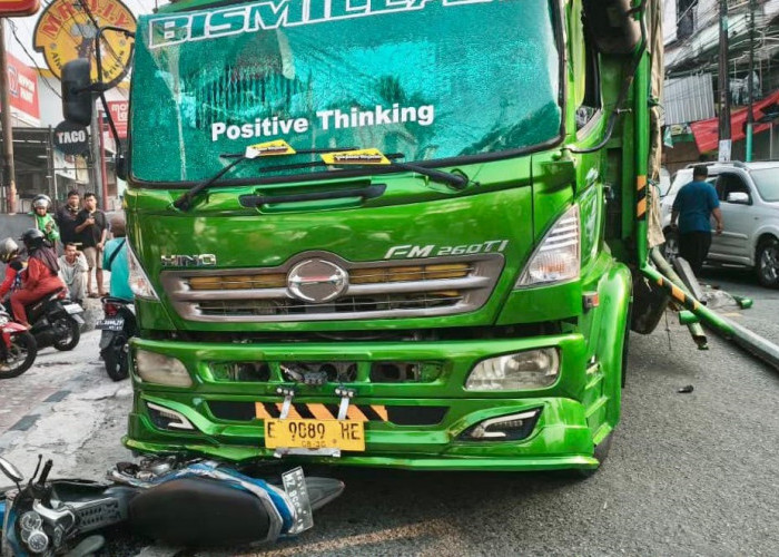 Truk Diduga Rem Blong di Turunan Rapak dan Tabrak Pemotor, Satu Orang Dilarikan ke RS
