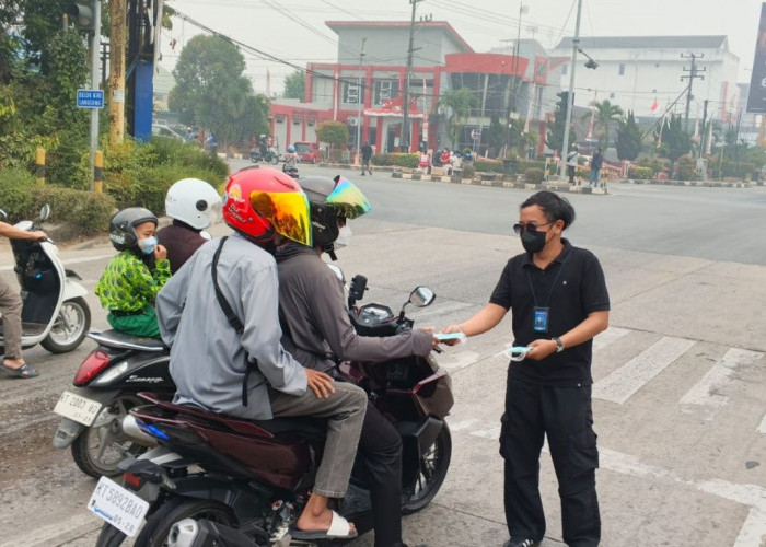 Udara Tenggarong Tidak Sehat, BPBD Kukar Turun Bagikan 5.000 Masker