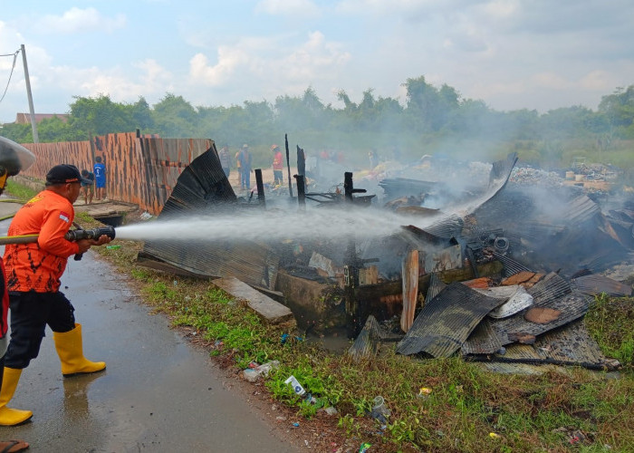 Gudang Barang Bekas di Jalan Garuda Terbakar 