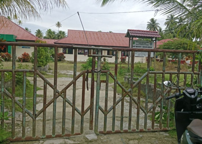Pintu Pagar SMPN 01 Bidukbiduk Digembok, Siswa Siswi Masuk ke Sekolah Lewat Celah Pagar