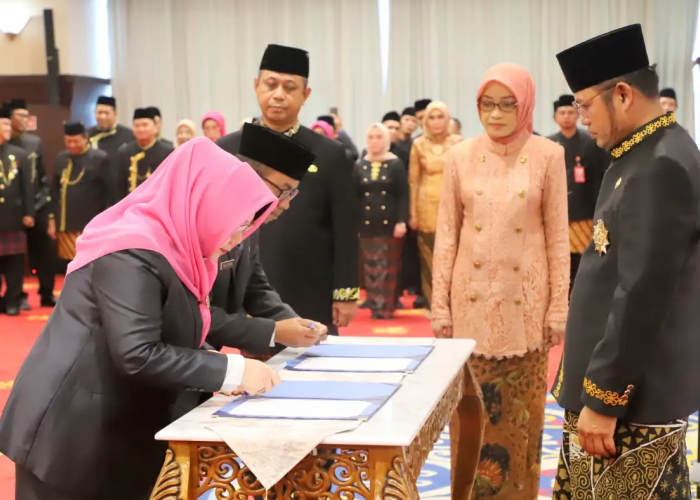 Gubernur Kaltim Lantik Pejabat Baru dan Serahkan Penghargaan ASN Berprestasi