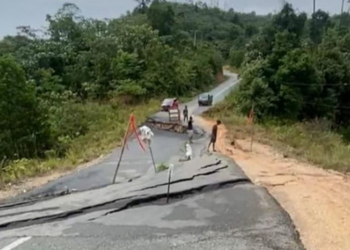 Jalan Poros Penghubung Tiga Kampung di Berau Longsor