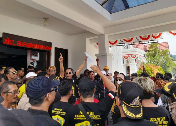 Hari Kedua Demo di KPU Kukar, Ratusan Massa Kecewa karena Komisioner Tidak di Tempat