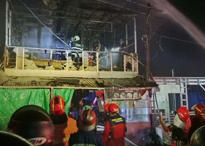 Warung Makan di Jalan Ery Suparjan Samarinda Terbakar, Minimnya Air Hambat Proses Pemadaman