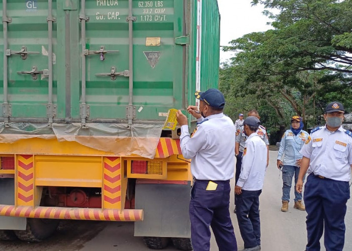 Catat Ini, Kontainer Rutin Parkir Sembarangan, Tangki Bensin Langsung Dikunci Dishub Samarinda