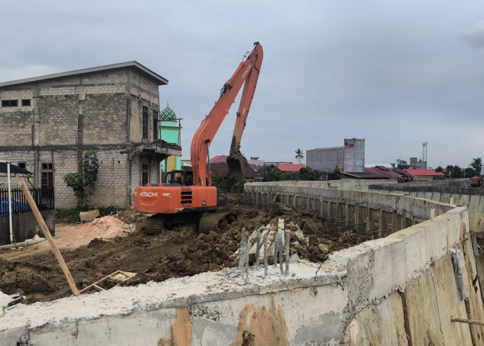 Gara-Gara Harga BBM Naik, Proyek Sedot Tinja dan Normalisasi Sungai Terhambat 