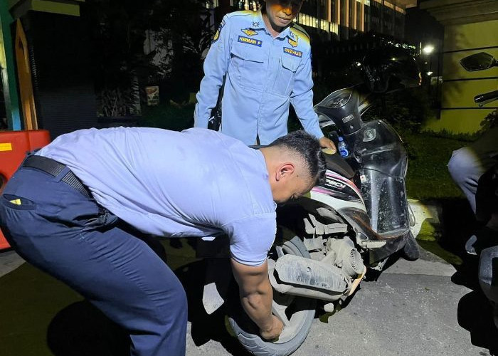 Parkir Sembarangan di Teras Samarinda, Puluhan Kendaraan Digembosi Petugas Dishub