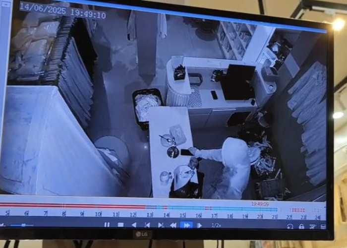 Pria di Paser Terekam CCTV saat Bobol Toko Baju, Curi 2 iPhone di Meja Kasir