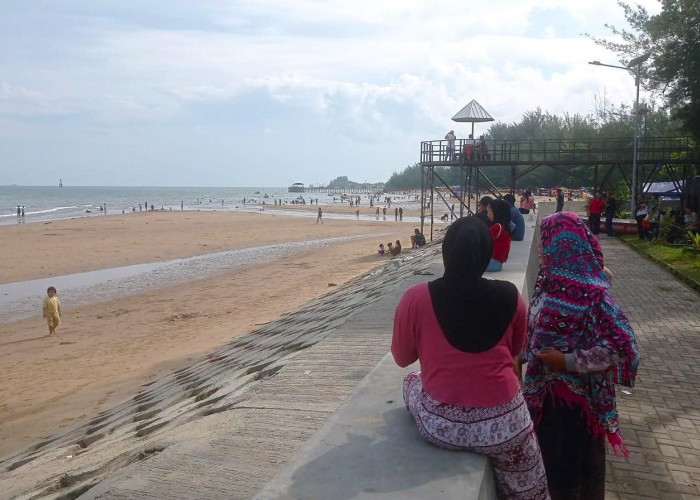 Libur Lebaran, Pengunjung Pantai Manggar Tembus 5 Ribu Orang, Pengelola Tambah Pengawasan
