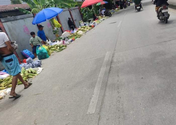 Penjual Jagung Musiman Diizinkan Berjualan di Trotoar Saat Malam Tahun Baru