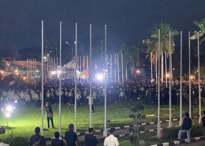 Akses Rapat Dibatasi, Massa Aksi di DPRD Kaltim Desak Transparansi Hak Angket