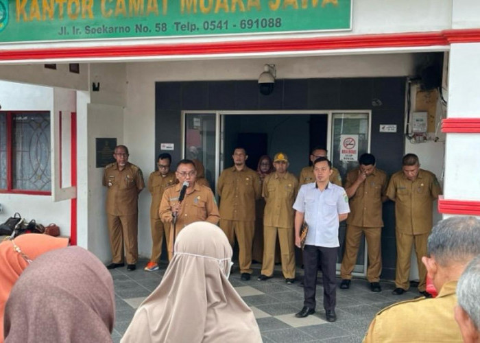 Sekcam Muara Jawa Ingatkan Disiplin Kerja saat Apel Pagi