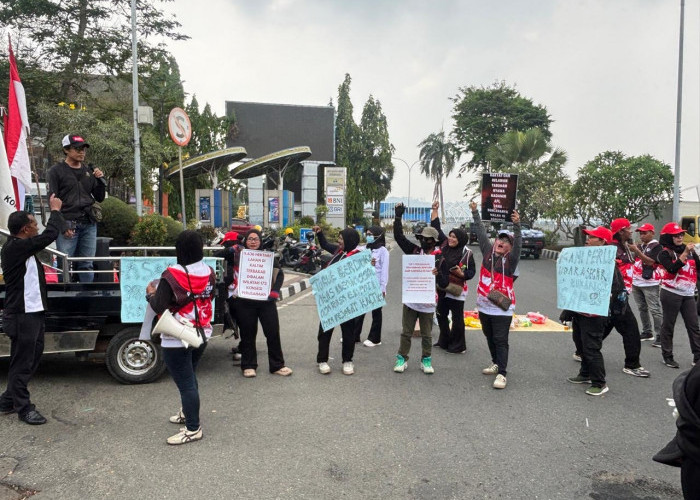 Koalisi Masyarakat Sipil Aksi di Depan Kantor Gubernur, Soroti Meninggalnya Balita Akibat Asap 