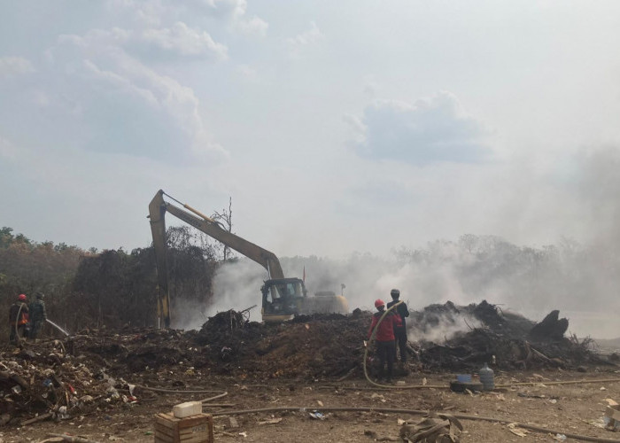 Tumpukan Sampah di TPA Janju Terbakar, Api Merambat hingga Lapisan Dalam