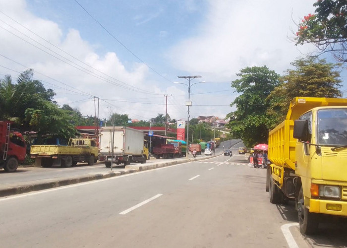 Truk Antre BBM di Bontang Parkir Depan Sekolah, Mengganggu Aktivitas dan Membahayakan Siswa