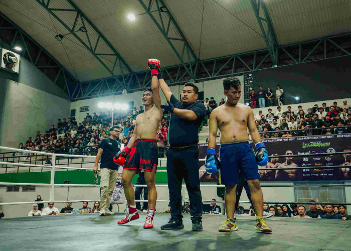 Bukan di Jalanan, Polisi dan Demonstran Selesaikan Masalah di Atas Ring Tinju