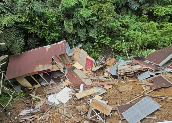 Hujan Deras Picu Longsor di Jalan KS Tubun Samarinda, Tiga Rumah Terdampak