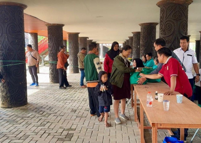 TP PKK Kubar Salurkan 3.000 Paket Sembako Melalui Bazar Murah