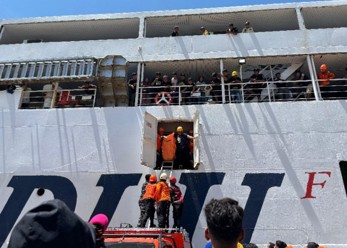 Satu Korban Tewas Insiden Miringnya KM Dharma Kartika IX di Pelabuhan Semayang Balikpapan Berhasil Dievakuasi