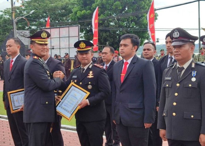 Polres Kukar Beri Penghargaan kepada 20 Personel Berprestasi pada Hari Bhayangkara ke-80
