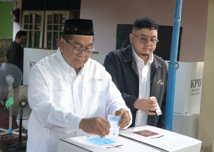 Awang Yacuoub Luthman Jadi Orang Pertama Gunakan Hak Suara di TPS 03 Melayu