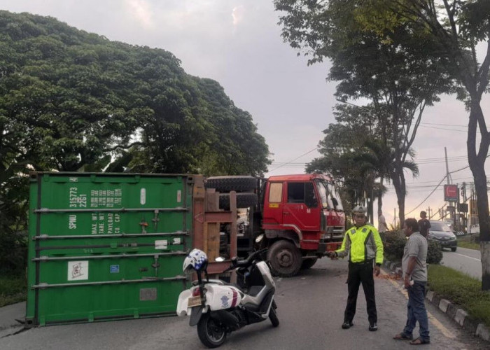 Truk Kontainer Terguling di Jalan MT Haryono Balikpapan, Arus Lalin Sempat Tersendat