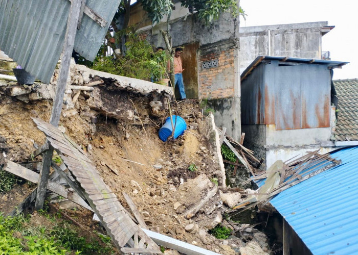Hujan Lebat Melanda Balikpapan, Sebabkan Satu Rumah Hampir Tertimbun Tanah Longsor