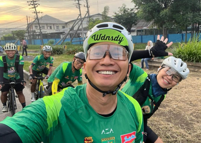 Gowes Surabaya-Jakarta Pakai Jersey Bajol Ijo, Presiden Persebaya Azrul Ananda  Disambut Jakmania