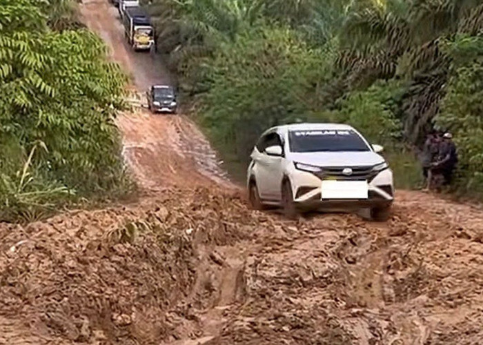 Warga Kutai Timur Keluhkan Jalan Rantau Pulung–Batu Ampar, Kendaraan Sering Terjebak Lumpur