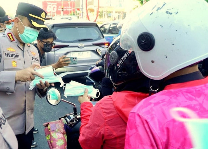 Polresta Samarinda Bagikan 10.000 Masker, Antisipasi ISPA di Tengah Kabut Asap
