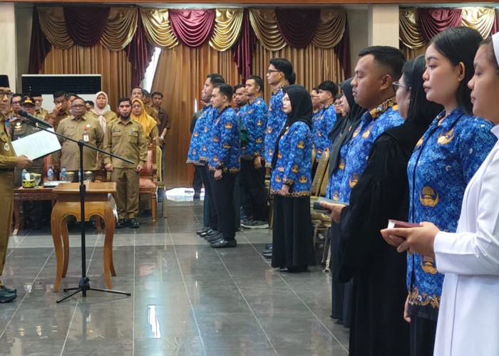 Lantik Pejabat ASN Fungsional, Pesan Bupati: Jadi Aparatur yang Melayani, Bukan Dilayani 