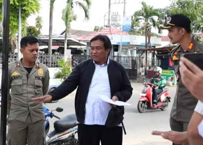 Satpol PP Bontang Tertibkan Trotoar Depan Indomaret di Jalan MH Thamrin