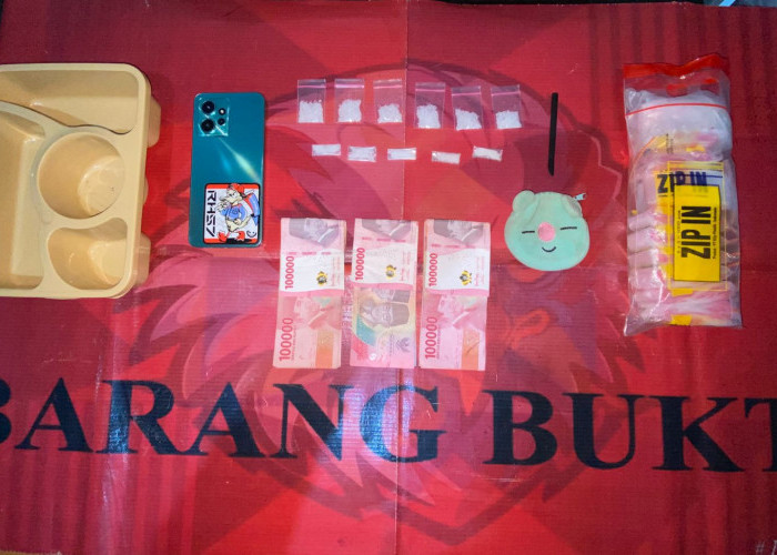 Polisi Ringkus Pengedar Narkoba di Batu Kajang, 11 Paket Sabu Disembunyikan di Bawah Lantai 