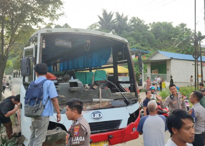 Mobil Sedan Terbalik Usai Ditabrak Bus dari Belakang di Loa Janan Ilir, 5 Orang Luka-Luka
