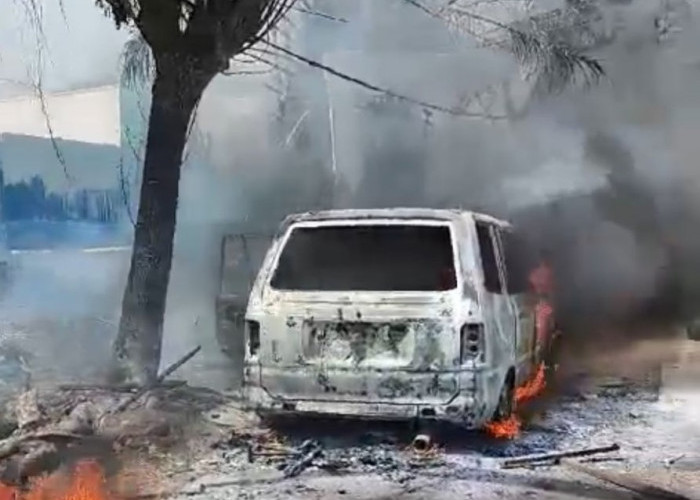 Mobil Pengetap Minyak Terbakar di Tenggarong, Dua Orang Dirawat ke RS