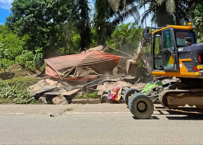 57 Lapak dan Warung Ilegal di Kawasan Nusantara Dibongkar, Antisipasi Pencurian Besi Tua